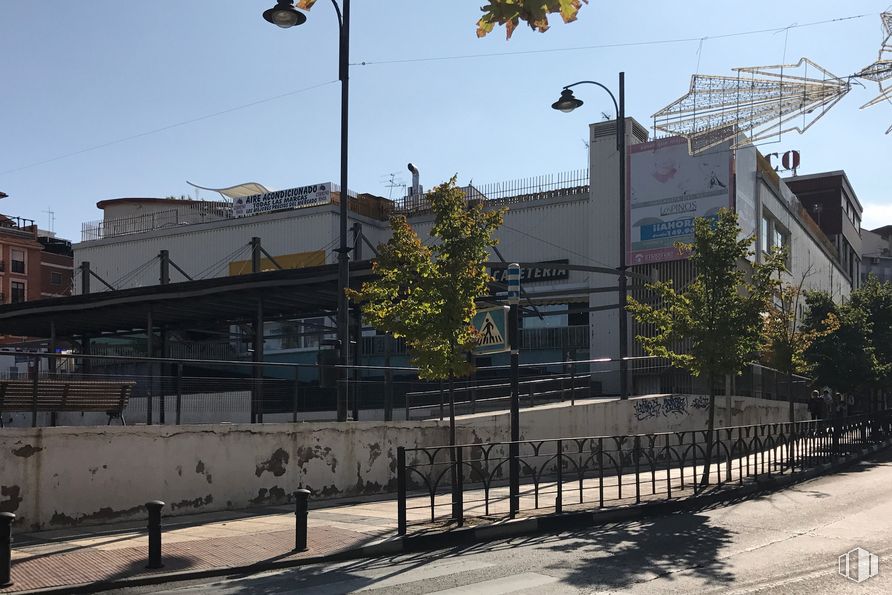 Local en venta en Centro Comercial Zoco, Calle Santa Teresa, 1, Arganda del Rey, Madrid, 28500 con luz de la calle, edificio, cielo, planta, ventana, árbol, superficie de carretera, arquitectura, electricidad y barrio alrededor