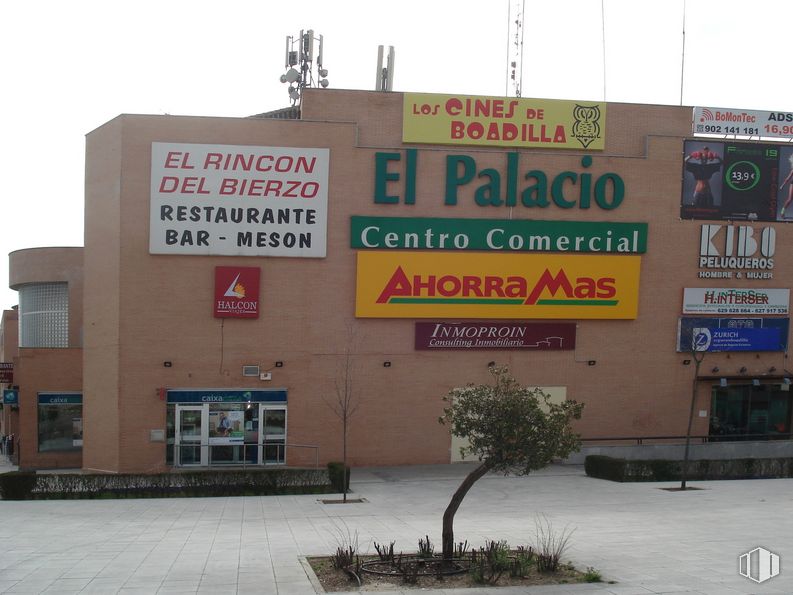 Local en venta en Centro Comercial El Palacio, Carretera Majadahonda, 50, Boadilla del Monte, Madrid, 28660 con ventana, planta, tipografía, cartelera, accesorio, gas, señalización, edificio, fachada y publicidad alrededor