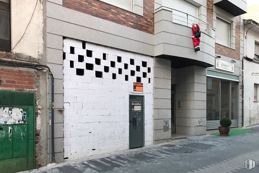 Retail for rent at Calle Madrid, Majadahonda, Madrid, 28220 with door, window, property, building, architecture, fixture, road surface, asphalt, brick and house around