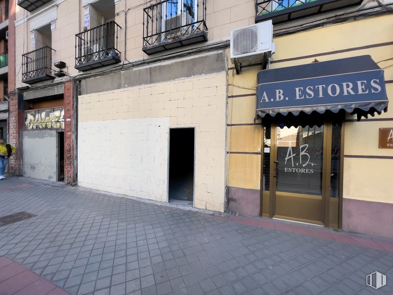 Local en venta en Avenida Ciudad de Barcelona, 178, Retiro, Madrid, 28007 con puerta, edificio, ventana, superficie de carretera, fachada, bienes raíces, fuente, toldo, carretera y ladrillo alrededor