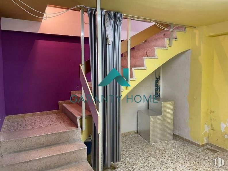 Local en venta en Zona Lucero, La Latina, Madrid, 28011 con edificio, escaleras, interiorismo, madera, casa, suelo, suelos, inmobiliario, techo y sombra alrededor