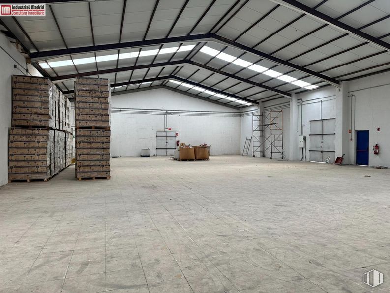 Industrial for rent at Calle Brezo, Arganda del Rey, Madrid, 28500 with wood, hall, floor, building, flooring, beam, ceiling, fixture, shade and concrete around