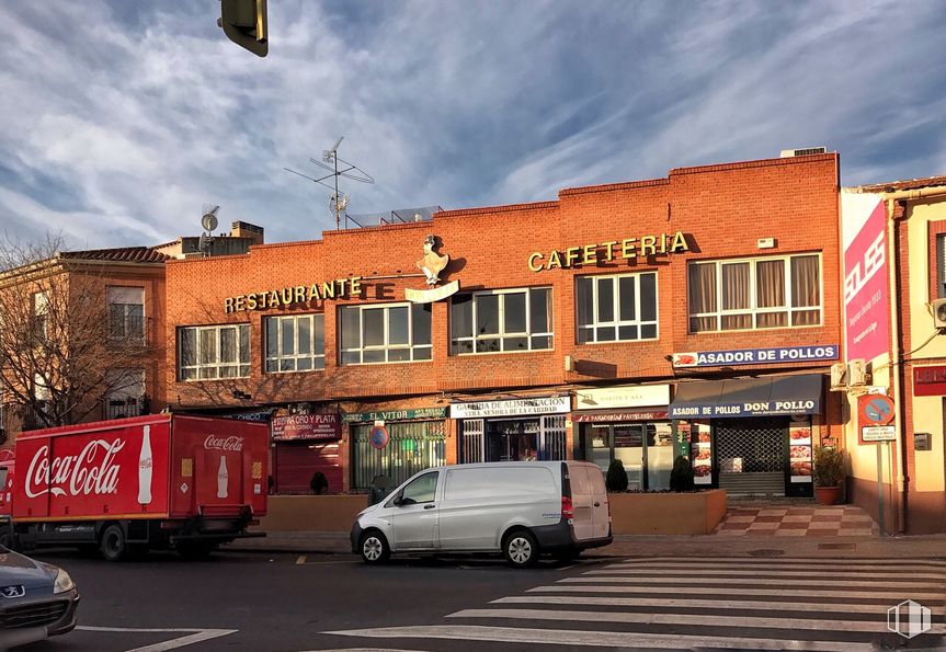 Retail for sale at Avenida Castilla-La Mancha, 57, Illescas, Toledo, 45200 with van, truck, building, window, car, wheel, cloud, sky, tire and vehicle around