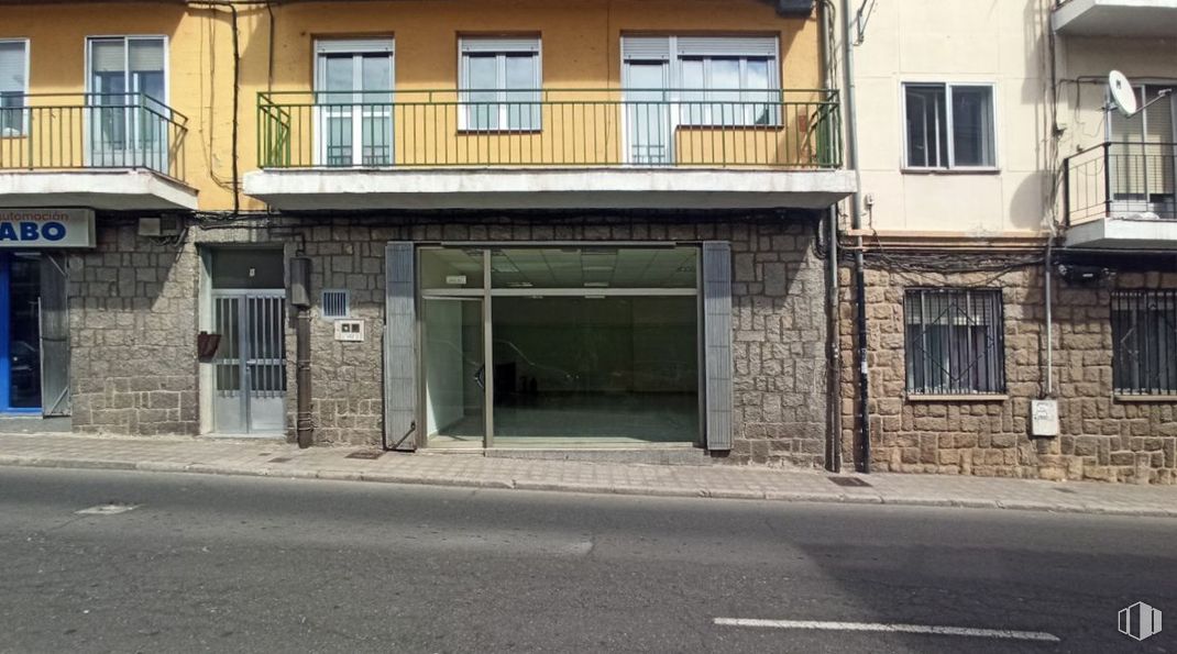 Retail for rent at Zona Norte, Ávila, 05005 with window, door, building, fixture, wood, road surface, urban design, asphalt, real estate and residential area around