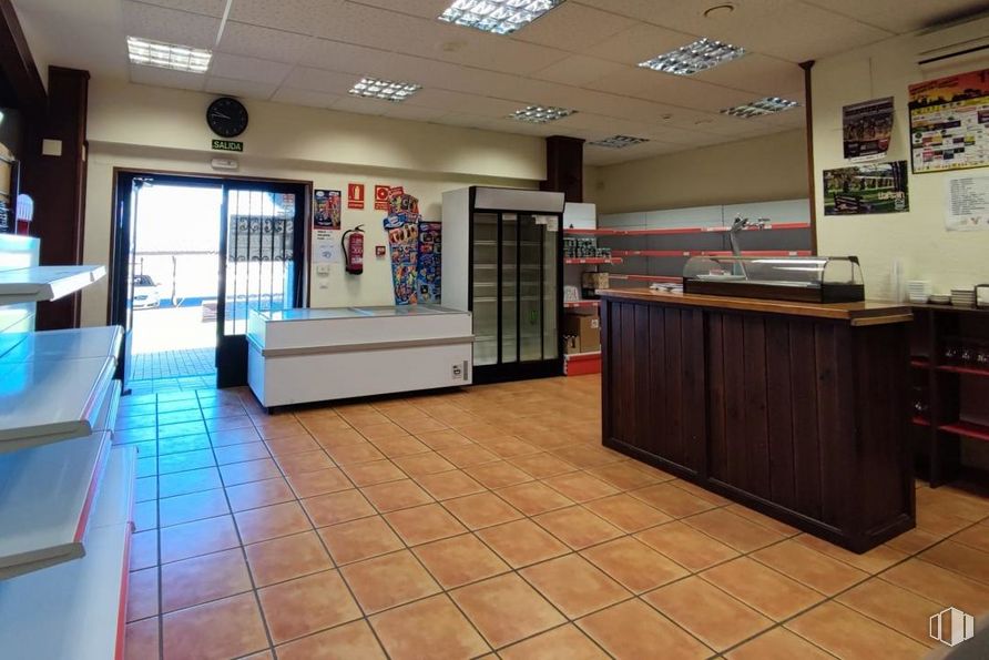 Retail for sale at Zona Parque Robledo, Palazuelos de Eresma, Segovia, 40193 with cabinetry, interior design, flooring, building, floor, real estate, houseplant, ceiling, television and hardwood around