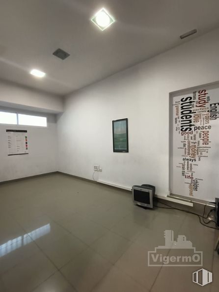 Local en alquiler y venta en Zona Centro, Torrejón de Ardoz, Madrid, 28850 con lámpara, alumbrado, edificio, ventana, interiorismo, hall, suelo, suelos, madera y accesorio alrededor