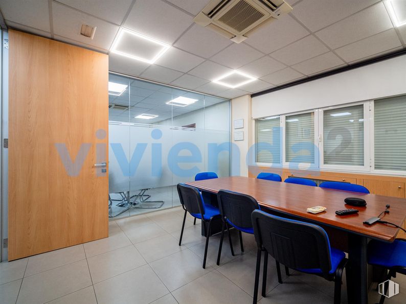 Oficina en venta en Paseo Castellana, Tetuán, Madrid, 28046 con silla, puerta, ventana, lámpara, escritorio, persiana de la ventana, mesa, mueble, interiorismo y edificio alrededor