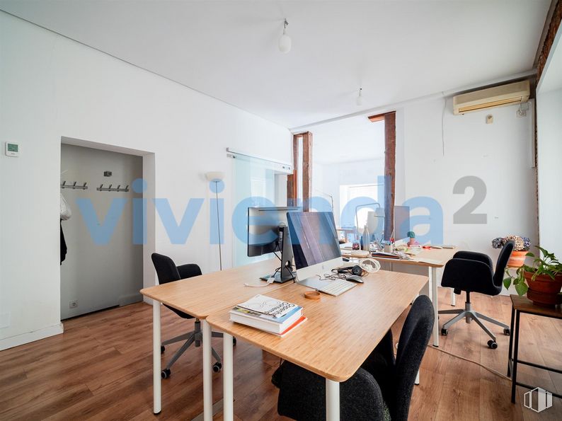 Local en venta en Calle San Simón, Centro, Madrid, 28012 con silla, mesa, escritorio, planta de interior, pantalla de ordenador, mueble, planta, edificio, madera y suelo alrededor