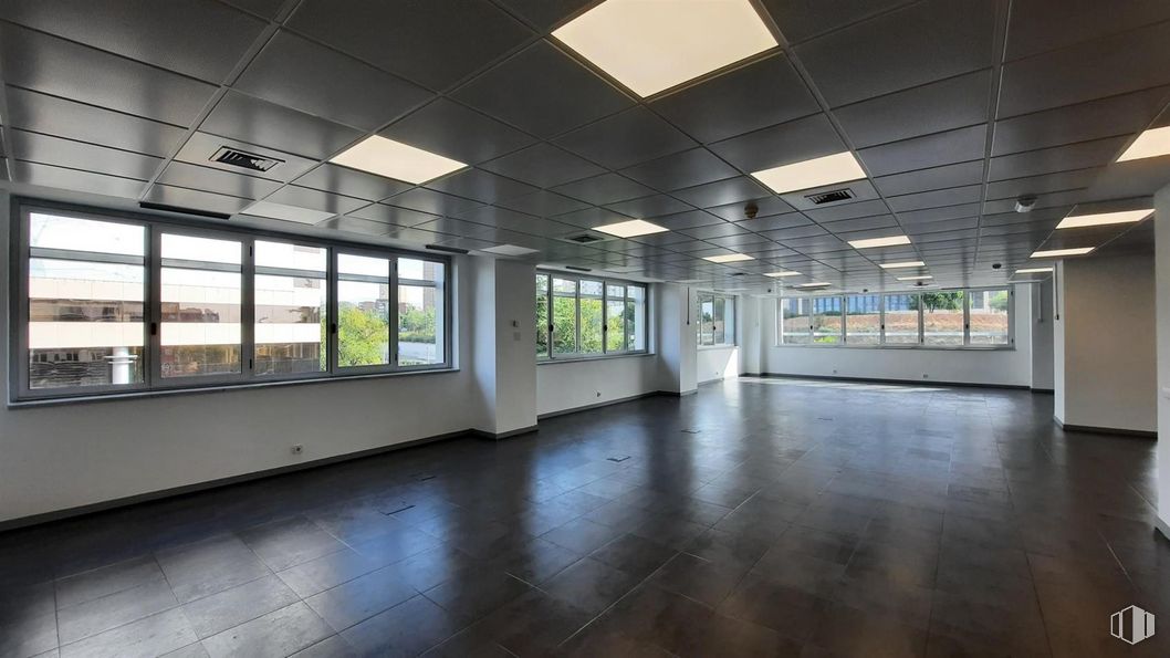 Oficina en alquiler en Edificio Euromor, Avenida Burgos, 16 D, Chamartín, Madrid, 28036 con ventana, alumbrado, edificio, accesorio, hall, interiorismo, pared, suelo, suelos y sombra alrededor