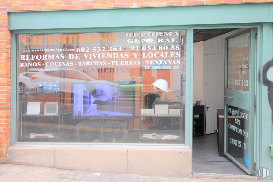 Retail for sale at Avenida Doctor Federico Rubio y Galí, 56, Tetuán, Madrid, 28039 with door, fixture, facade, window, retail, signage, font, advertising, chair and glass around