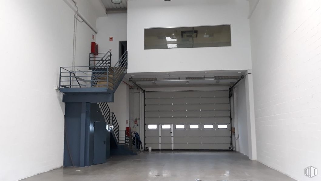 Industrial for rent at Polígono Industrial Villaverde, Villaverde, Madrid, 28021 with property, fixture, building, hall, flooring, floor, composite material, ceiling, room and building material around