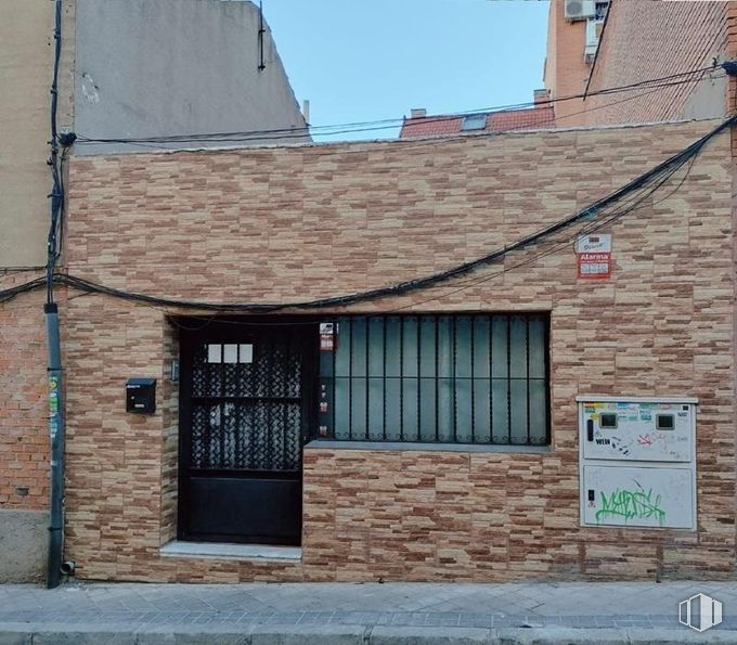 Land for sale at Calle Eugenio Zubía, Puente de Vallecas, Madrid, 28038 with wall, brickwork, brick, door, composite material, iron, metal, building material, concrete and wire around