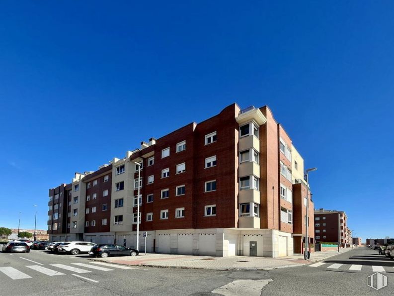 Retail for sale at Calle Gardenia, Ávila, 05003 with sky, daytime, property, building, window, urban design, street light, condominium, asphalt and residential area around