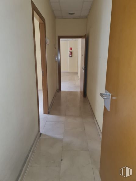 Local en alquiler en Zona centro, Valdemoro, Madrid, 28340 con edificio, accesorio, casa, puerta, madera, hall, suelos, suelo, exterior del automóvil y vidrio alrededor