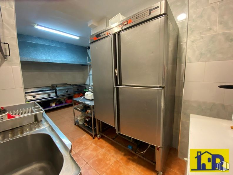 Retail for sale & for rent at Casco Antiguo, Cuenca, 16001 with refrigerator, sink, table, kitchen sink, building, floor, fixture, flooring, gas and aluminium around