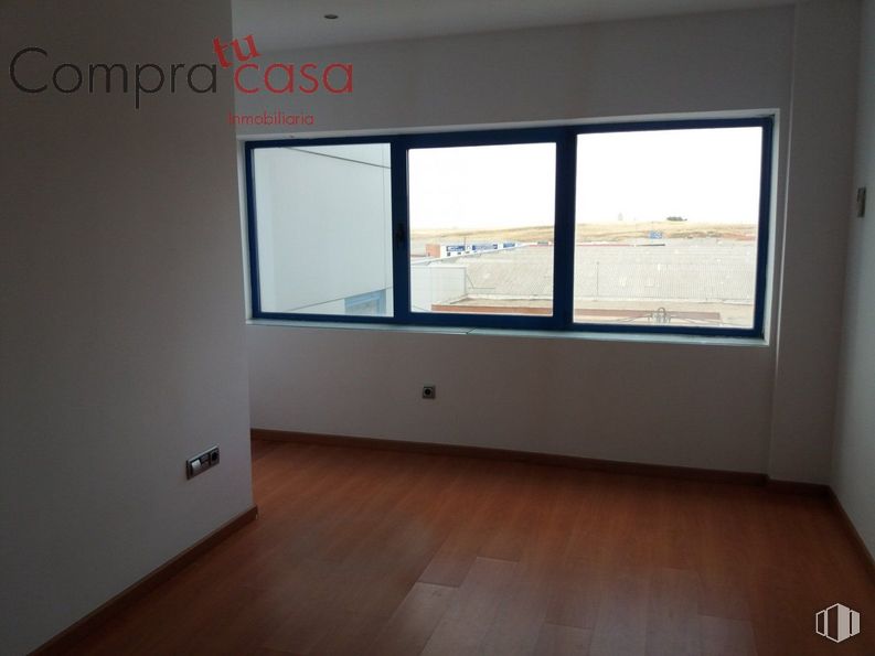 Office for rent at Polígono Industrial El Cerro, Segovia, 40006 with window, building, fixture, interior design, wood, shade, flooring, glass, ceiling and hardwood around