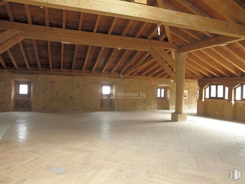 Retail for sale at Zona Centro, Sepúlveda, Segovia, 40300 with property, wood, architecture, hall, beam, flooring, floor, hardwood, composite material and shade around