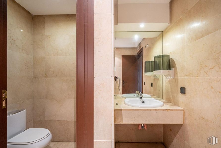 Office for sale at Zona Auditorio, Las Rozas de Madrid, Madrid, 28230 with toilet, flooring, floor, plumbing fixture, wall, bathroom, interior design, bathroom sink, sink and plumbing around