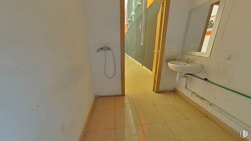 Industrial for sale at Calle Estaño, s/n, Illescas, Toledo, 45200 with sink, mirror, building, plumbing fixture, tap, bathroom, wood, bathroom sink, door and house around