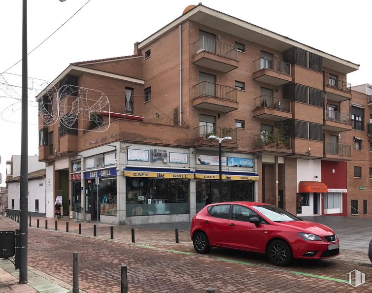 Nave en alquiler en Calle Marques Valdavia, Alcobendas, Madrid, 28100 con coche, edificio, rueda, neumático, ventana, vehículo, propiedad, infraestructura, cielo y arquitectura alrededor