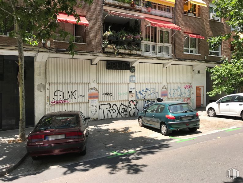 Retail for sale at Avenida Presidente Carmona, 10, Tetuán, Madrid, 28020 with car, window, building, automotive parking light, wheel, tire, land vehicle, vehicle, property and vehicle registration plate around