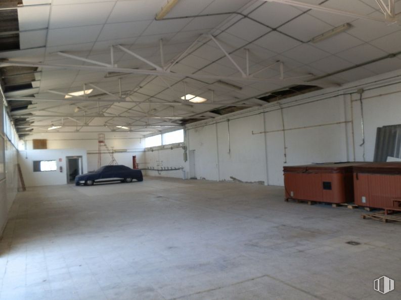 Nave en alquiler y venta en Zona industrial Paracuellos, Paracuellos de Jarama, Madrid, 28860 con coche, ebanistería, neumático, luz de estacionamiento automotriz, rueda, vehículo, pasillo, suelo, piso y diseño automotriz alrededor