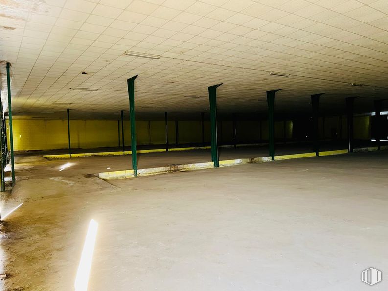 Industrial for sale at Calle León, Magán, Toledo, 45590 with flooring, floor, ceiling, concrete, hall, shade, fluorescent lamp, column, cleanliness and light fixture around