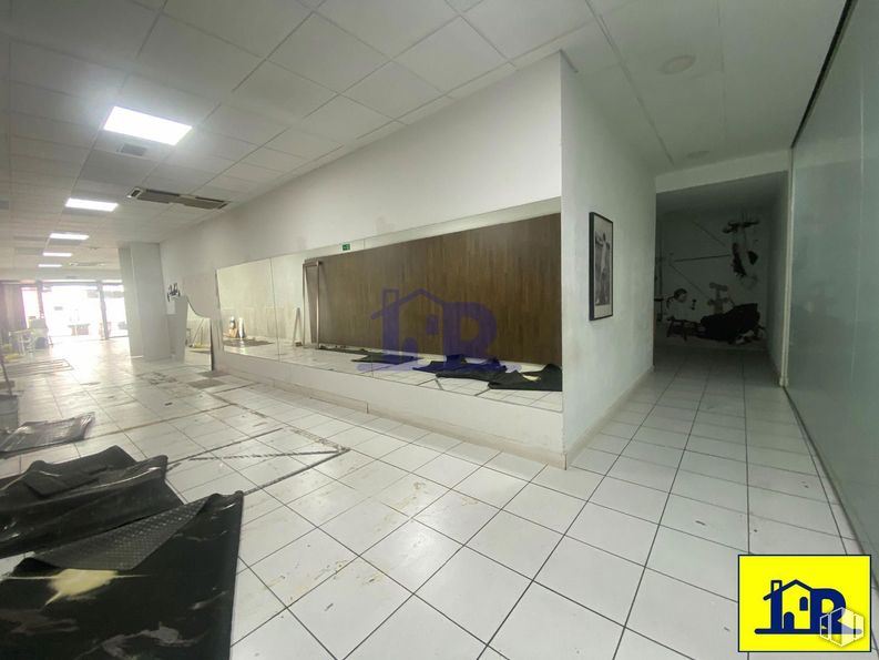 Retail for rent at Centro urbano, Cuenca, 16002 with light fixture, interior design, building, hall, flooring, floor, tile flooring, fixture, space and composite material around