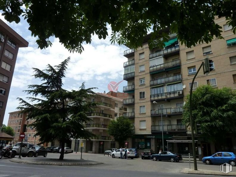 Retail for sale at Zona centro, Cuenca, 16004 with car, building, land vehicle, window, wheel, cloud, vehicle, sky, tree and urban design around