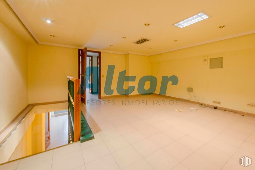 Local en venta en Calle de Alejandro Rodríguez, Tetuán, Madrid, 28039 con  alrededor