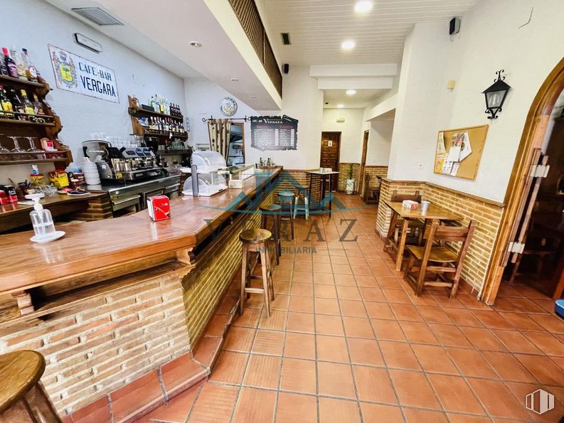 Retail for rent at Carretera Calera y Chozas, Talavera de la Reina, Toledo, 45600 with chair, countertop, stool, table, interior design, wood, building, flooring, shelf and houseplant around