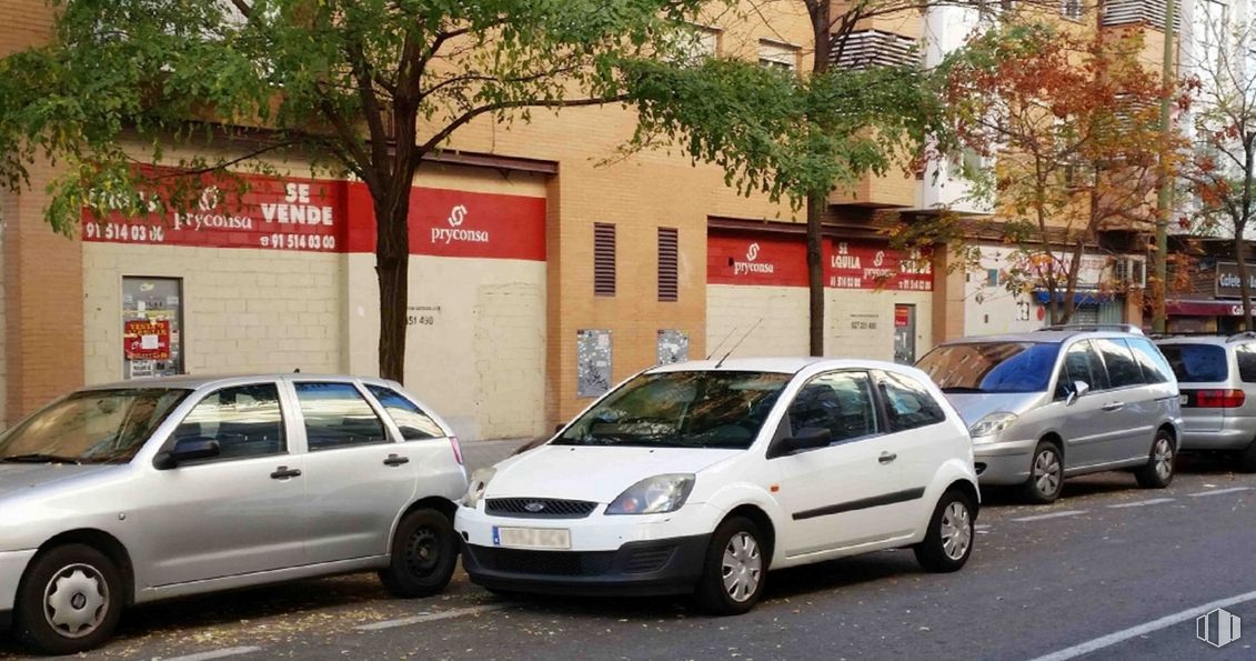 Retail for sale & for rent at Calle Dobla, 2, Carabanchel, Madrid, 28054 with car, wheel, tire, automotive parking light, land vehicle, vehicle, vehicle registration plate, window, motor vehicle and automotive side-view mirror around