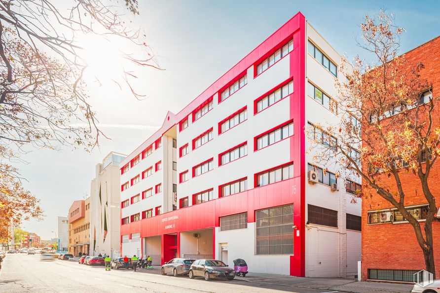 Office for rent at Calle Albasanz, San Blas - Canillejas, Madrid, 28037 with building, sky, daytime, wheel, window, white, plant, tire, tree and tower block around