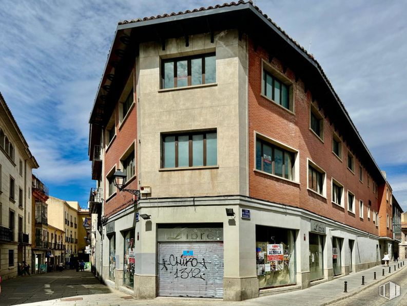 Retail for rent at Calle San Millán, Ávila, 05001 with window, building, sky, cloud, property, urban design, fixture, residential area, real estate and facade around