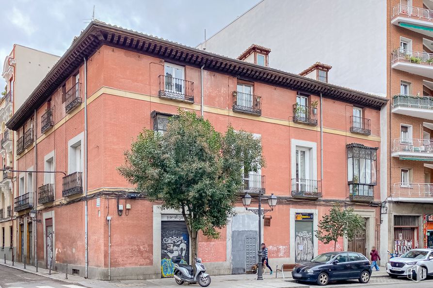 Retail for rent at Zona San Francisco-La Latina, Centro, Madrid, 28005 with car, wheel, tire, window, sky, building, vehicle, plant, architecture and urban design around