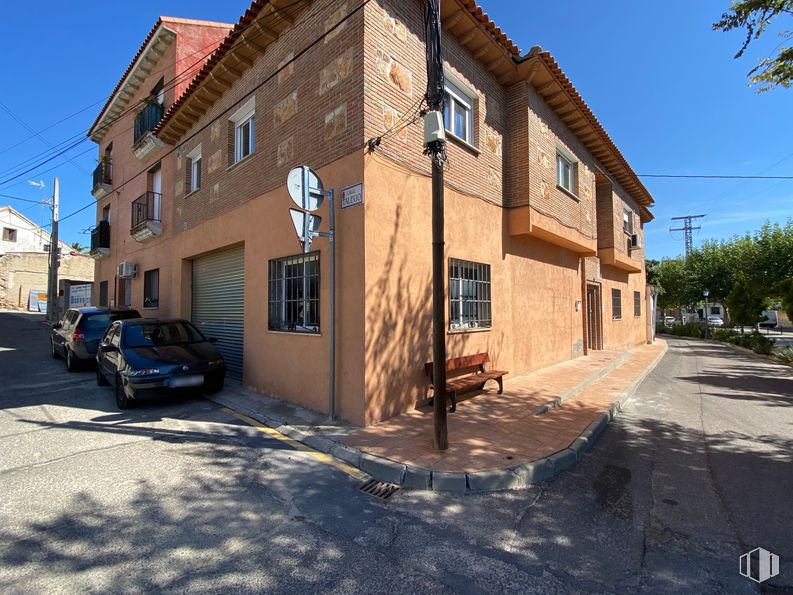 Retail for sale at Calle Arenal, 46, Casarrubios del Monte, Toledo, 45950 with car, building, window, sky, property, road surface, asphalt, wheel, tire and house around