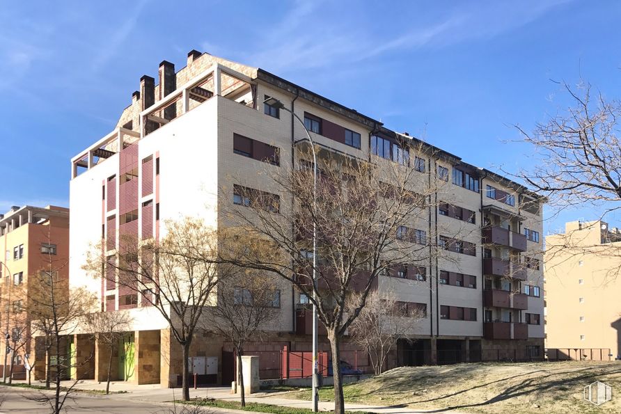 Local en venta en Paseo Provincias, Rivas-Vaciamadrid, Madrid, 28529 con edificio, cielo, propiedad, ventana, nube, luz de la calle, bloque de torre, árbol, condominio y diseño urbano alrededor