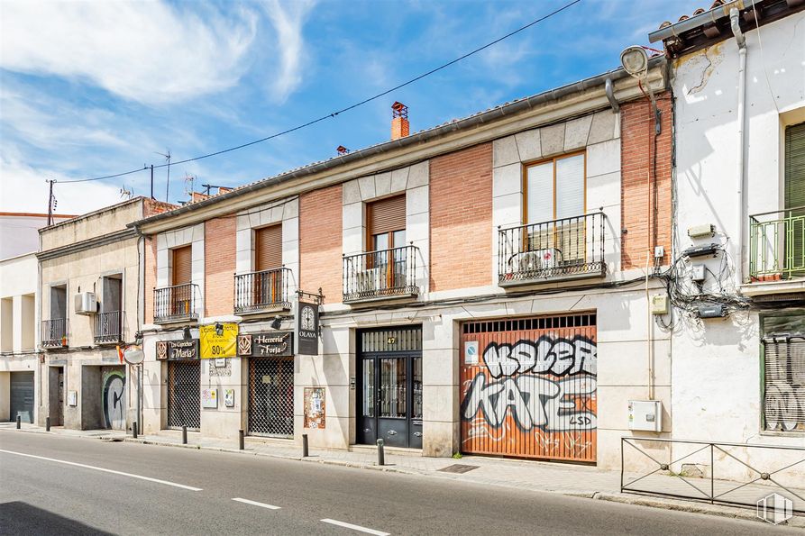 Retail for rent at Calle Nuestra Señora de Valverde, 47, Fuencarral - El Pardo, Madrid, 28034 with window, building, cloud, sky, road, residential area, asphalt, landmark, city and facade around