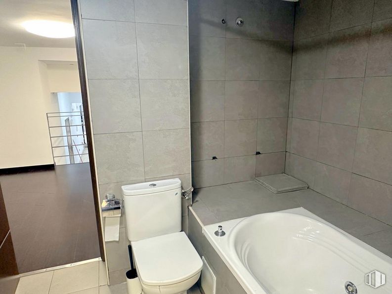 Retail for rent at Calle Téllez, Retiro, Madrid, 28007 with toilet, property, bathtub, plumbing fixture, building, bathroom, fixture, architecture, interior design and floor around