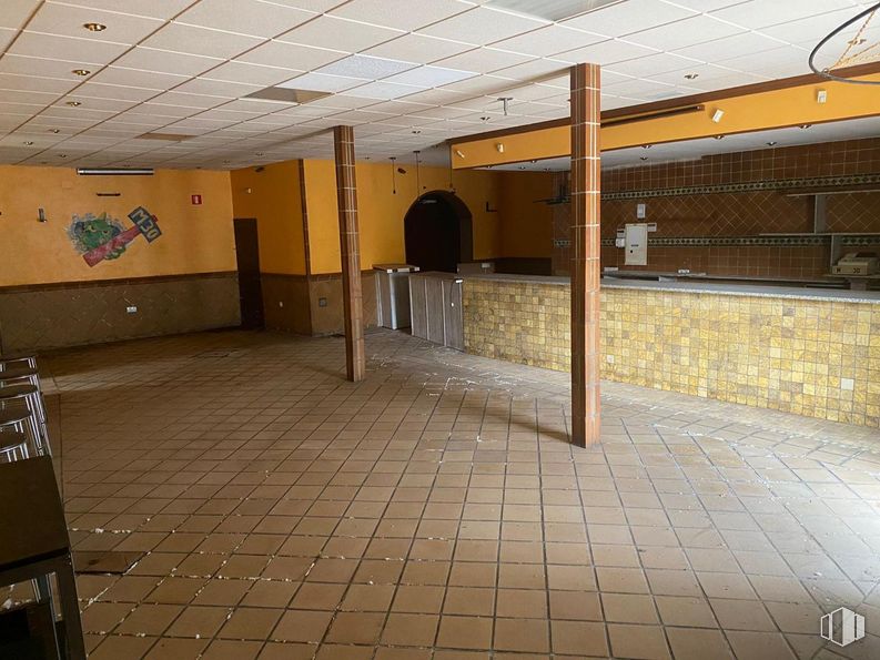 Local en venta en Zona Centro, Las Ventas con Peña Aguilera, Toledo, 45127 con arquitectura, suelo, suelos, hall, suelo de baldosas, sombra, material compuesto, techo, accesorio y tintes y matices alrededor