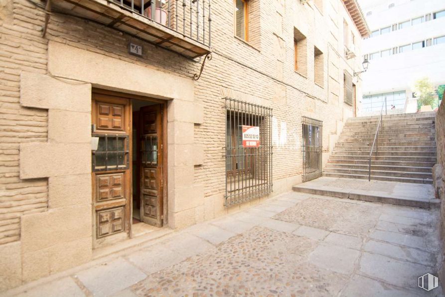 Office for sale & for rent at Casco histórico, Toledo, 45001 with door, building, window, road surface, wood, brick, neighbourhood, sidewalk, flooring and facade around