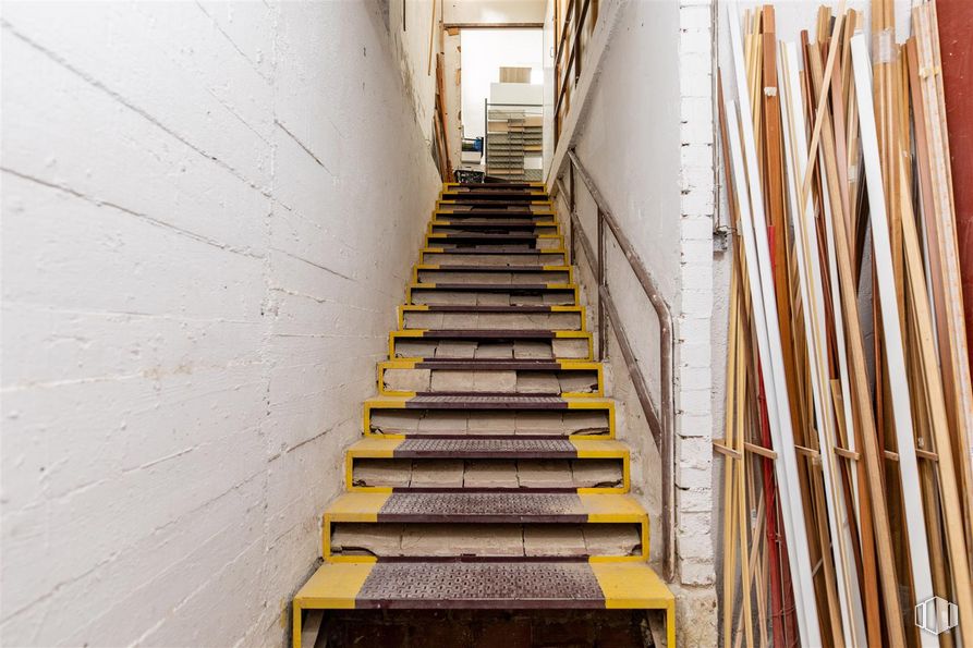 Retail for sale at Carlos Arniches, Móstoles, Madrid, 28935 with stairs, wood, building, fixture, door, parallel, symmetry, tints and shades, flooring and metal around