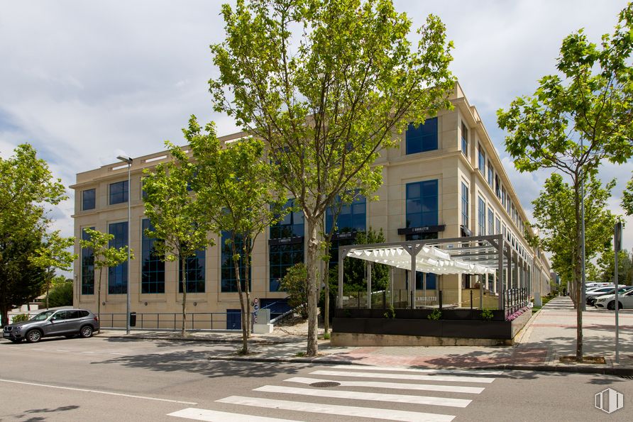 Oficina en alquiler en Calle Chile, 10, Las Rozas de Madrid, Madrid, 28290 con coche, edificio, rueda, cielo, día, planta, nube, vehículo, ventana y árbol alrededor