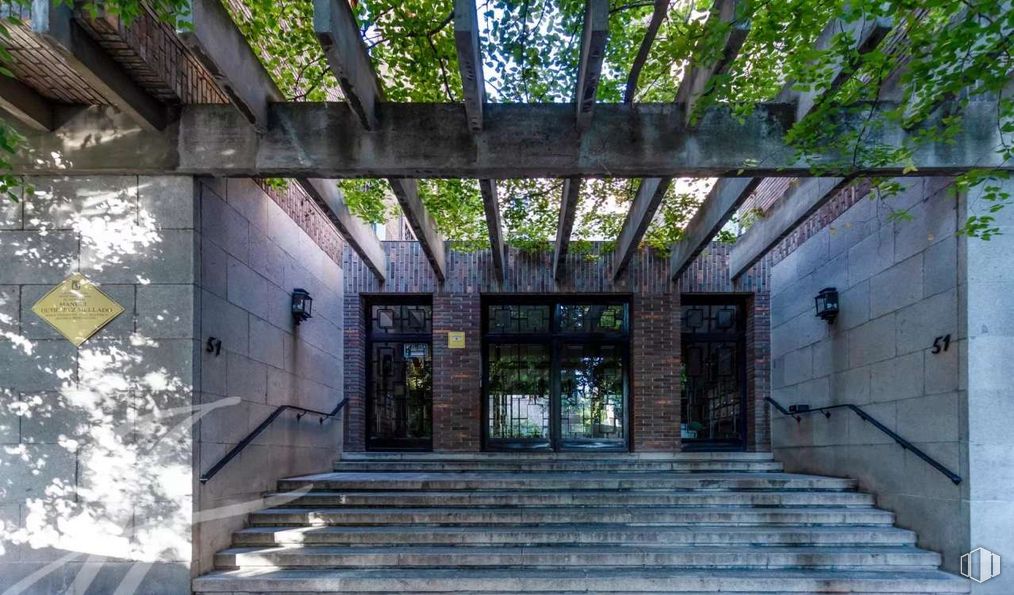 Oficina en venta en Calle Fortuny, Chamberí, Madrid, 28010 con puerta, ventana, escaleras, madera, arquitectura, planta, árbol, fachada, simetría y metal alrededor