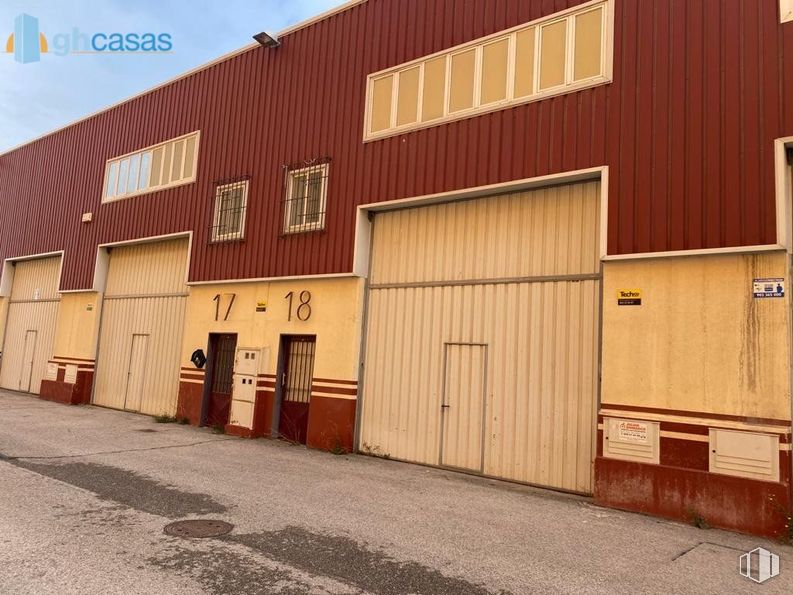 Industrial for sale at Área Industrial, Cabanillas del Campo, Guadalajara, 19171 with door, building, window, property, sky, wood, asphalt, fixture, material property and facade around