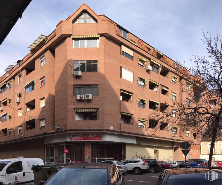 Retail for sale at Distrito Tres Olivos - La Piedad, Talavera de la Reina, Toledo, 45600 with car, van, building, window, sky, tire, vehicle, wheel, urban design and house around