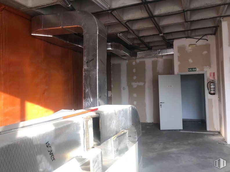 Local en venta en Avenida Industria, Alcobendas, Madrid, 28108 con puerta, equipaje y bolsos, edificio, suelo, suelos, exterior del automóvil, gas, madera, techo y material compuesto alrededor