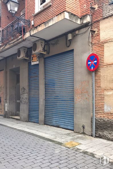 Retail for sale at Calle Úbedas, 22, Talavera de la Reina, Toledo, 45600 with building, window, road surface, brick, brickwork, wood, door, sidewalk, alley and facade around