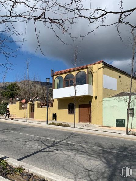 Retail for sale at Centro Histórico, San Lorenzo de El Escorial, Madrid, 28200 with window, house, cloud, sky, building, plant, tree, asphalt, road surface and urban design around