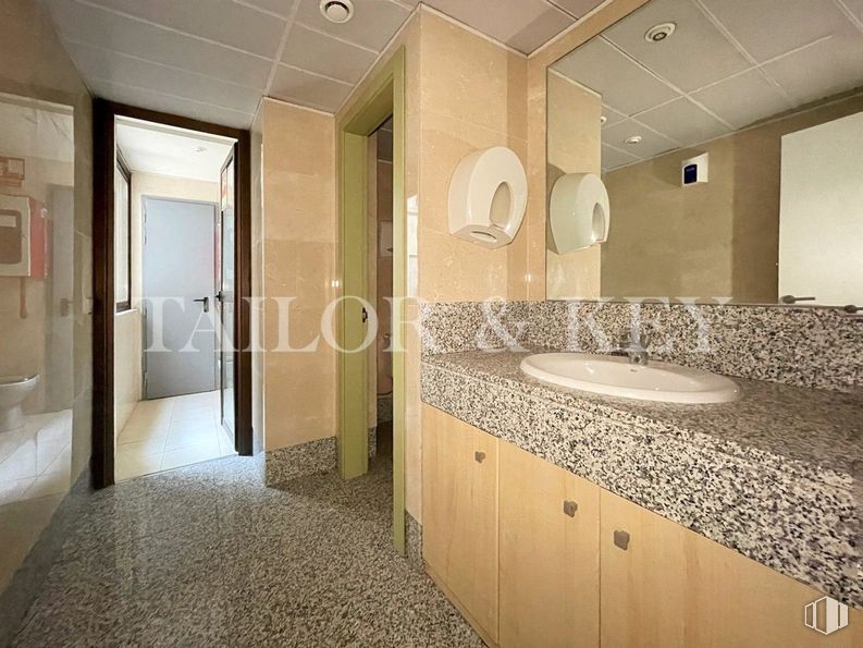 Oficina en alquiler en Calle Orense, Tetuán, Madrid, 28020 con fregadero, suelos, suelo, interiorismo, accesorios de fontanería, techo, habitación, fontanería, lavabo y azulejo alrededor